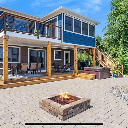 Cheerful Sister Lakes 4 Bdr Lake House With Hot Tub